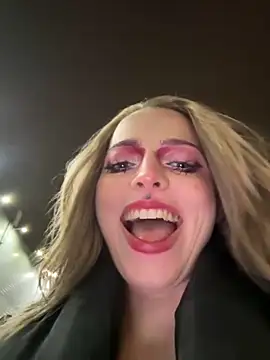 Snapshot of LoraaDoll chatting on 11/01/25, 03:25 LoraaDoll online show from 11/01/25, 03:25