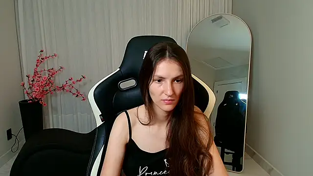 Snapshot of upssnowy chatting on 10/31/25, 03:18 upssnowy online show from 10/31/25, 03:18