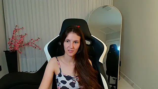 Snapshot of upssnowy chatting on 11/16/25, 02:06 upssnowy online show from 11/16/25, 02:06