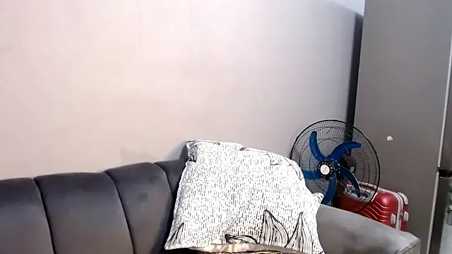 Snapshot of LongPussyLipsxx chatting on 10/12/25, 08:52 LongPussyLipsxx online show from 10/12/25, 08:52