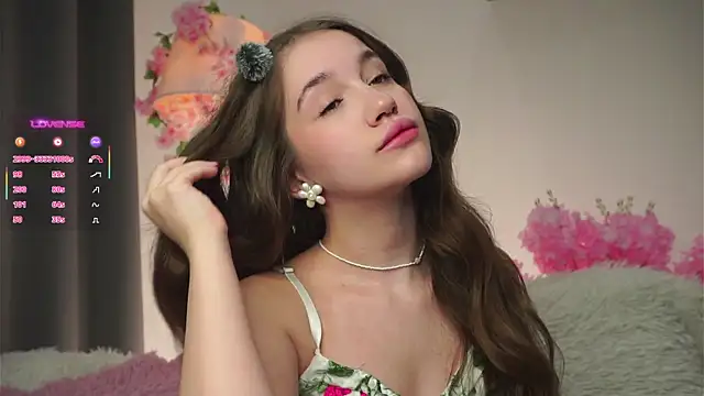 Snapshot of AmiLewis chatting on 10/25/25, 01:02 AmiLewis online show from 10/25/25, 01:02