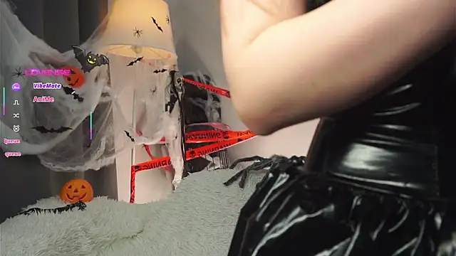 Snapshot of AmiLewis chatting on 10/29/25, 01:19 AmiLewis online show from 10/29/25, 01:19