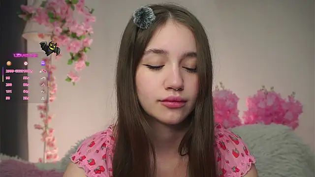 Snapshot of AmiLewis chatting on 11/04/25, 01:05 AmiLewis online show from 11/04/25, 01:05