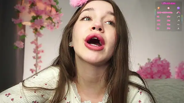 Snapshot of AmiLewis chatting on 12/14/25, 01:11 AmiLewis online show from 12/14/25, 01:11