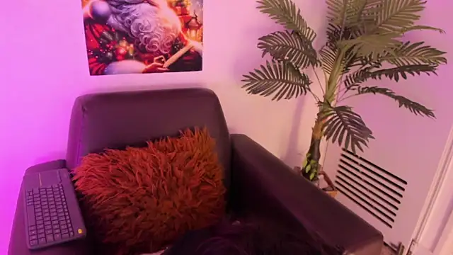 Miia Thompsonn online show from 12/04/24, 03:04