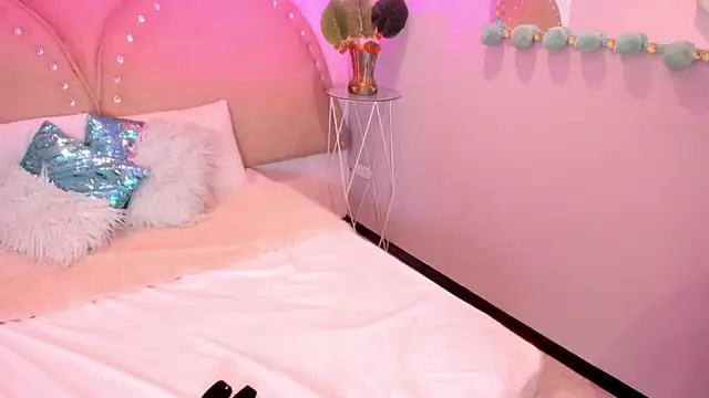 Miia Thompsonn online show from 10/07/25, 03:25