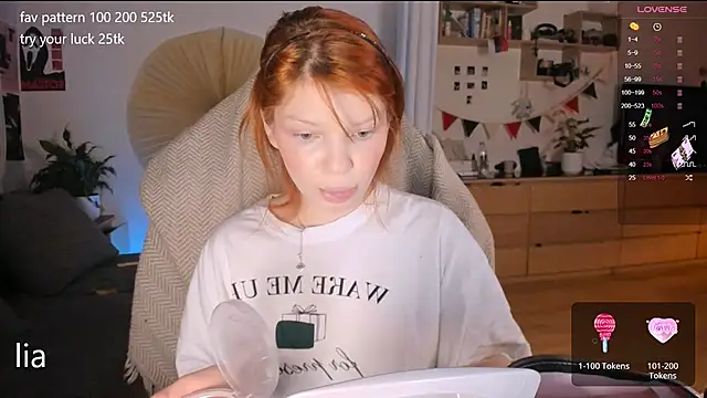 Snapshot of lil_lia chatting on 11/10/25, 07:46 lil lia online show from 11/10/25, 07:46