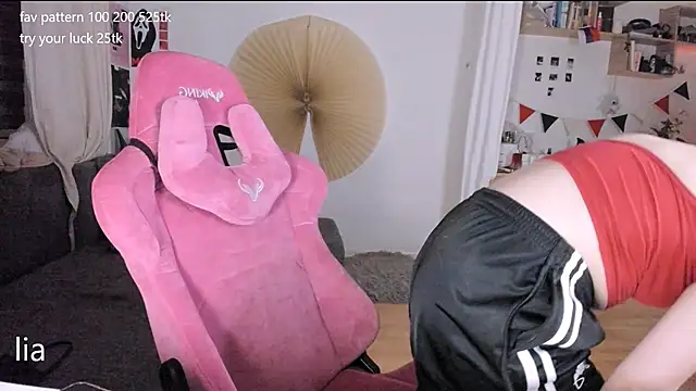 Snapshot of lil_lia chatting on 11/24/25, 09:36 lil lia online show from 11/24/25, 09:36