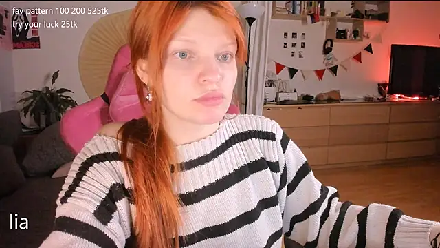 Snapshot of lil_lia chatting on 12/15/25, 10:58 lil lia online show from 12/15/25, 10:58