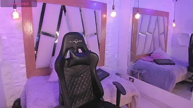 Snapshot of ary_cooper_ chatting on 11/17/25, 12:44 ary cooper online show from 11/17/25, 12:44