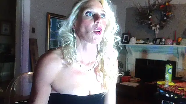 Snapshot of Glamazonx chatting on 10/31/25, 02:23 Glamazonx online show from 10/31/25, 02:23