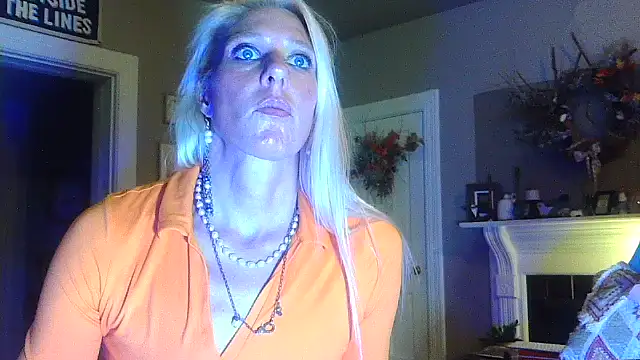 Snapshot of Glamazonx chatting on 11/04/25, 02:10 Glamazonx online show from 11/04/25, 02:10