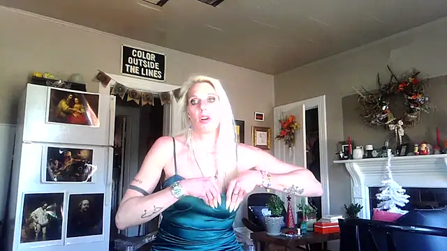 Snapshot of Glamazonx chatting on 11/12/25, 10:20 Glamazonx online show from 11/12/25, 10:20