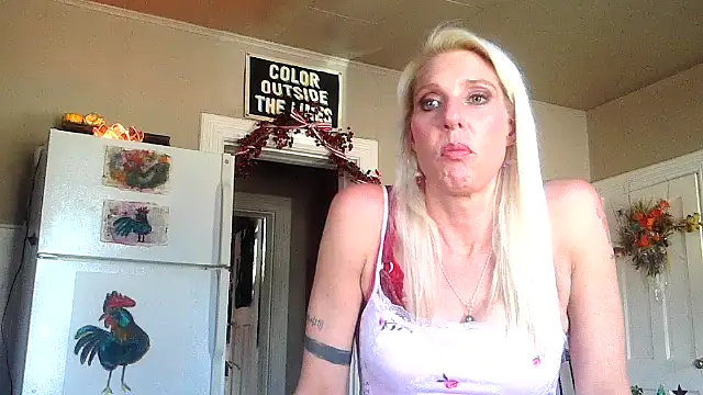 Snapshot of Glamazonx chatting on 11/18/25, 08:13 Glamazonx online show from 11/18/25, 08:13