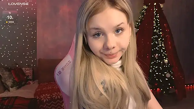 Snapshot of Britney_Lynch chatting on 12/15/25, 07:07 Britney Lynch online show from 12/15/25, 07:07