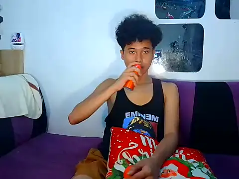 Snapshot of Asiantwink21 chatting on 12/18/25, 01:11 Asiantwink21 online show from 12/18/25, 01:11