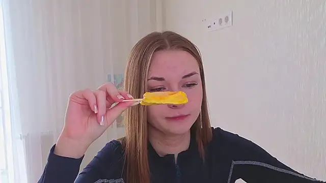 Snapshot of CharryClim chatting on 10/20/25, 04:13 CharryClim online show from 10/20/25, 04:13