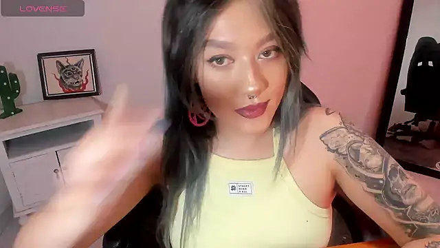 Snapshot of kat_apple chatting on 10/24/25, 03:41 kat apple online show from 10/24/25, 03:41