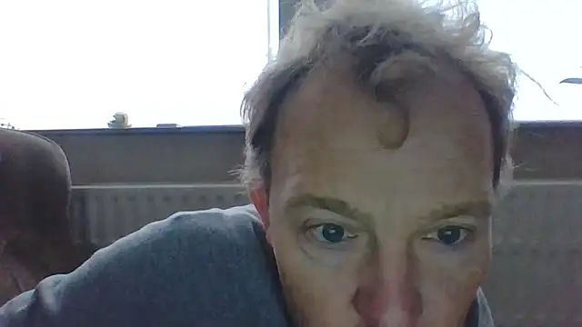 Snapshot of bertolini chatting on 12/20/25, 02:24 bertolini online show from 12/20/25, 02:24