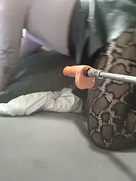 Snapshot of aprilexx chatting on 10/04/25, 12:36 aprilexx online show from 10/04/25, 12:36