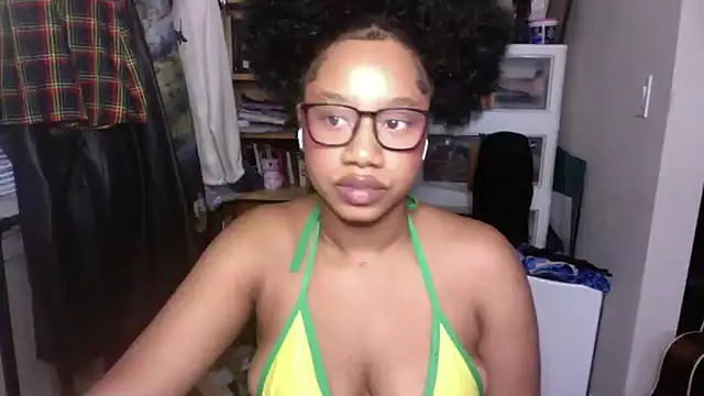 Snapshot of goddessdaisysky chatting on 09/26/25, 02:43 goddessdaisysky online show from 09/26/25, 02:43