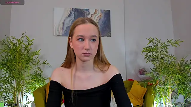 Snapshot of Sweett_Monica chatting on 02/18/26, 01:45 Sweett Monica online show from 02/18/26, 01:45