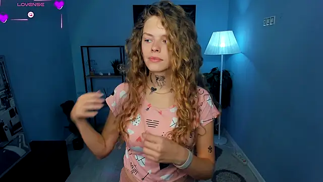 Snapshot of RayaNenlia chatting on 10/07/25, 04:42 RayaNenlia online show from 10/07/25, 04:42