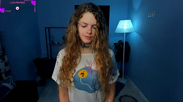 Snapshot of RayaNenlia chatting on 10/13/25, 05:07 RayaNenlia online show from 10/13/25, 05:07