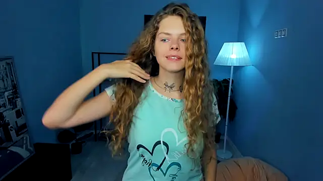 Snapshot of RayaNenlia chatting on 10/19/25, 05:08 RayaNenlia online show from 10/19/25, 05:08