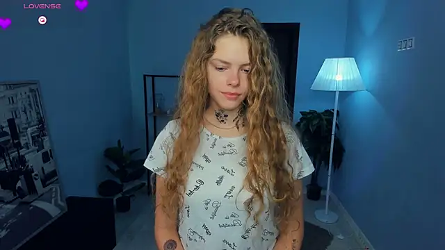 Snapshot of RayaNenlia chatting on 10/20/25, 05:08 RayaNenlia online show from 10/20/25, 05:08