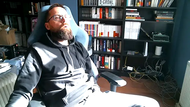 Snapshot of MeSteff chatting on 10/05/25, 09:07 MeSteff online show from 10/05/25, 09:07