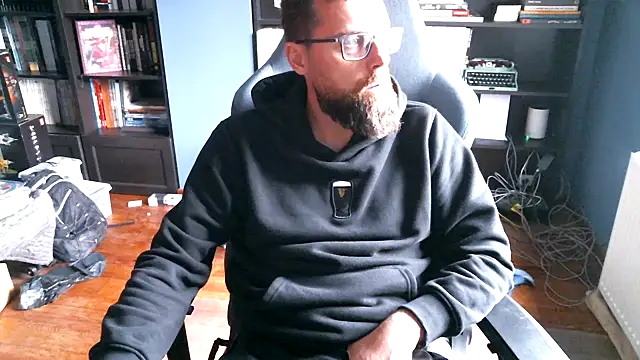 Snapshot of MeSteff chatting on 10/25/25, 02:13 MeSteff online show from 10/25/25, 02:13