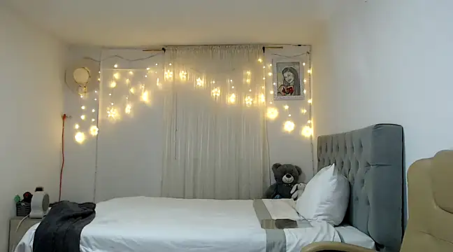 Snapshot of ZajiraShane chatting on 12/16/24, 12:38 ZajiraShane online show from 12/16/24, 12:38