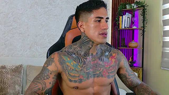 Snapshot of AdanReilly chatting on 09/27/25, 04:23 AdanReilly online show from 09/27/25, 04:23