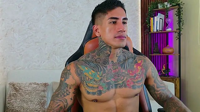 Snapshot of AdanReilly chatting on 10/25/25, 02:46 AdanReilly online show from 10/25/25, 02:46