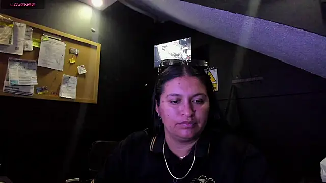 Snapshot of Mia_oficial chatting on 12/19/25, 03:57 Mia oficial online show from 12/19/25, 03:57