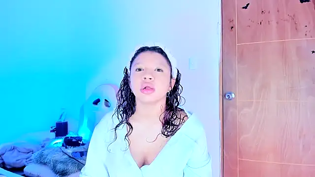 Emily Coper18 online show from 05/17/26, 02:24