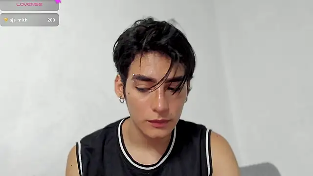 Snapshot of sebas_rose chatting on 12/15/24, 03:13 sebas rose online show from 12/15/24, 03:13