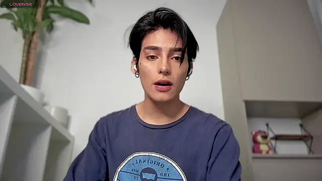 Snapshot of sebas_rose chatting on 12/19/24, 12:56 sebas rose online show from 12/19/24, 12:56