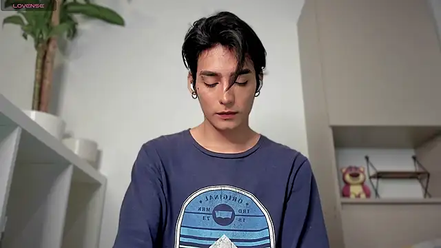 Snapshot of sebas_rose chatting on 12/19/24, 04:02 sebas rose online show from 12/19/24, 04:02