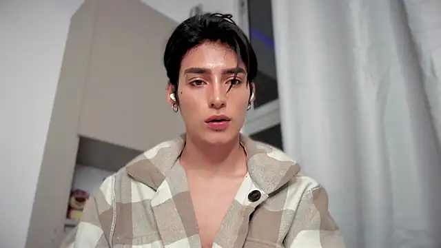 Snapshot of sebas_rose chatting on 12/20/24, 02:41 sebas rose online show from 12/20/24, 02:41