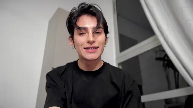 Snapshot of sebas_rose chatting on 12/21/24, 11:24 sebas rose online show from 12/21/24, 11:24