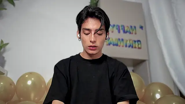 Snapshot of sebas_rose chatting on 12/23/24, 12:14 sebas rose online show from 12/23/24, 12:14