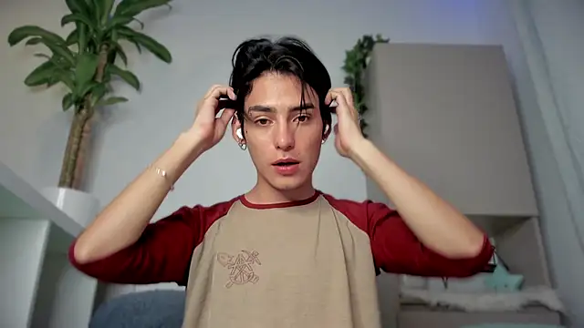 Snapshot of sebas_rose chatting on 01/05/25, 02:49 sebas rose online show from 01/05/25, 02:49