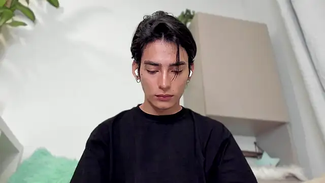 Snapshot of sebas_rose chatting on 01/05/25, 11:33 sebas rose online show from 01/05/25, 11:33