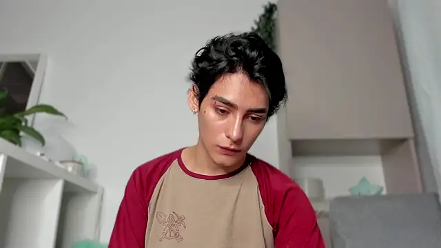 Snapshot of sebas_rose chatting on 02/13/25, 01:50 sebas rose online show from 02/13/25, 01:50