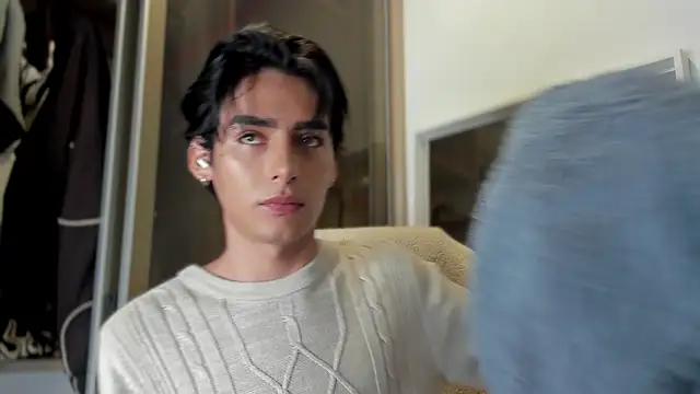 Snapshot of sebas_rose chatting on 02/23/25, 01:24 sebas rose online show from 02/23/25, 01:24