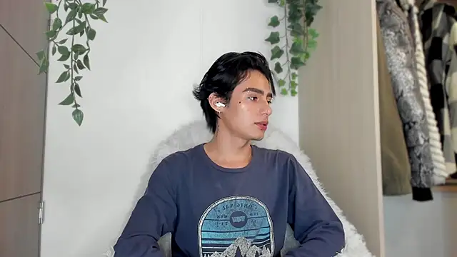 Snapshot of sebas_rose chatting on 03/08/25, 05:17 sebas rose online show from 03/08/25, 05:17