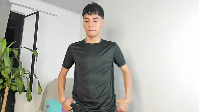 Snapshot of sebas_rose chatting on 10/19/25, 12:11 sebas rose online show from 10/19/25, 12:11