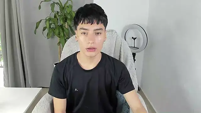 Snapshot of sebas_rose chatting on 10/21/25, 04:30 sebas rose online show from 10/21/25, 04:30